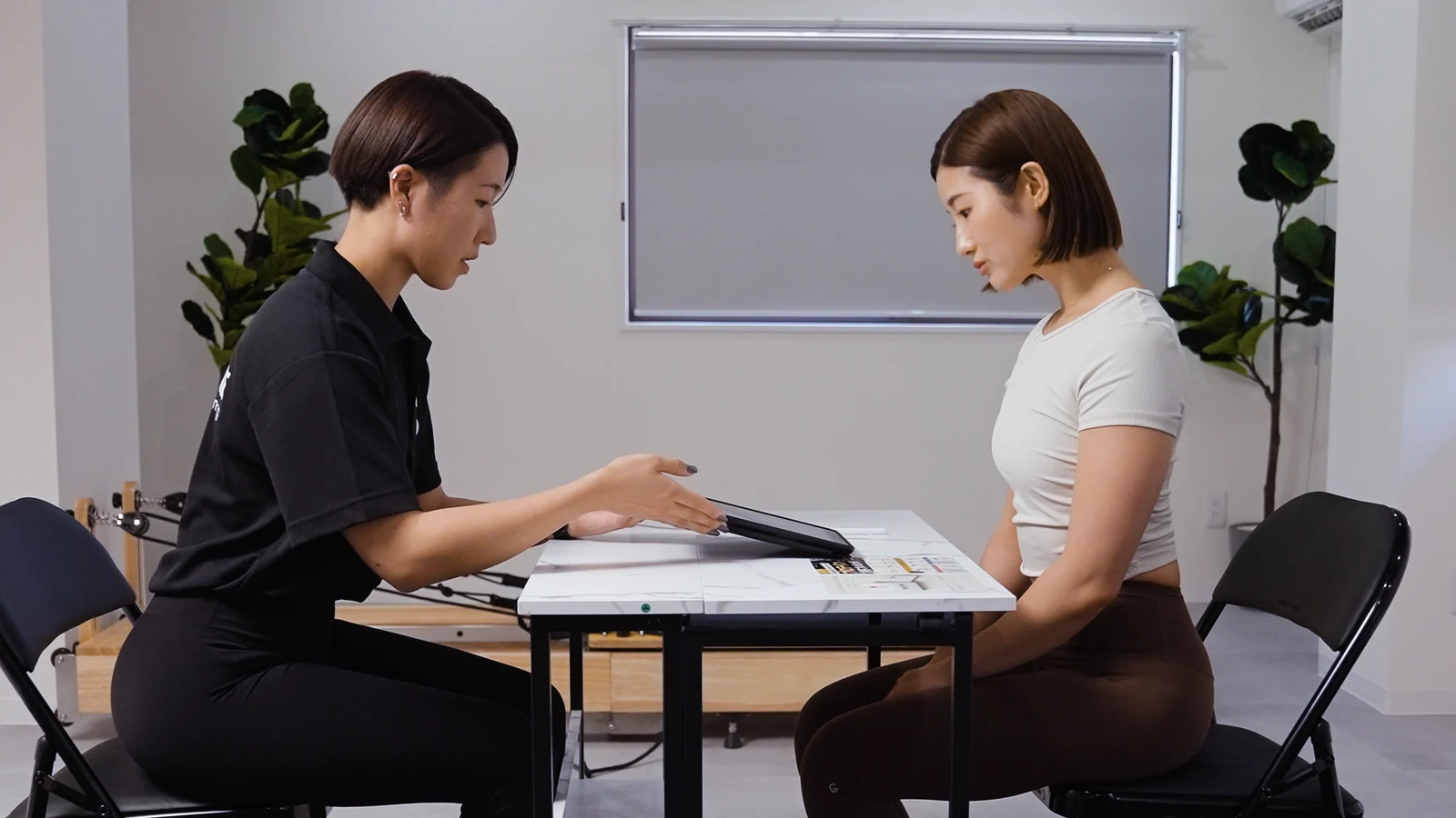 インストラクターと利用者が向かい合って話すカウンセリングイメージ